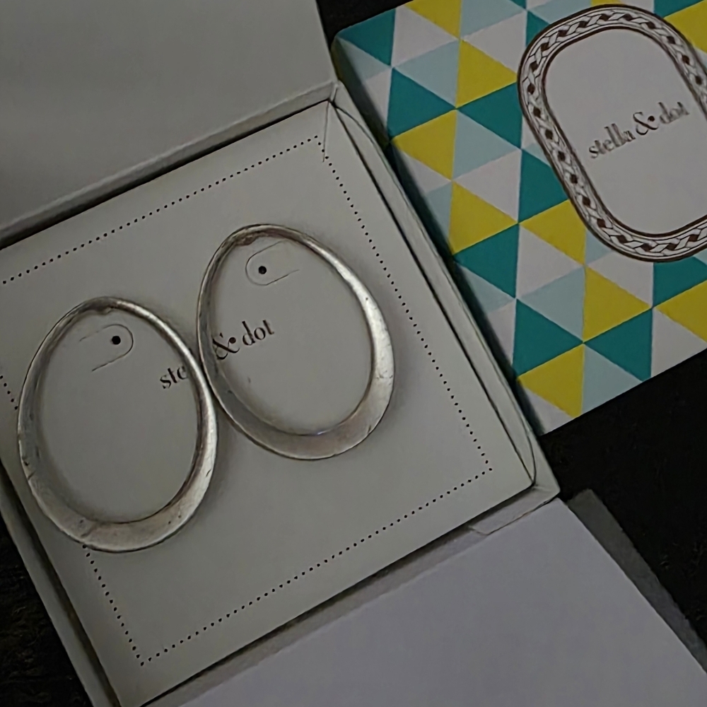 Stella & Dot Earrings (new) GEORGIA HOOPS SILVER (E419S)
